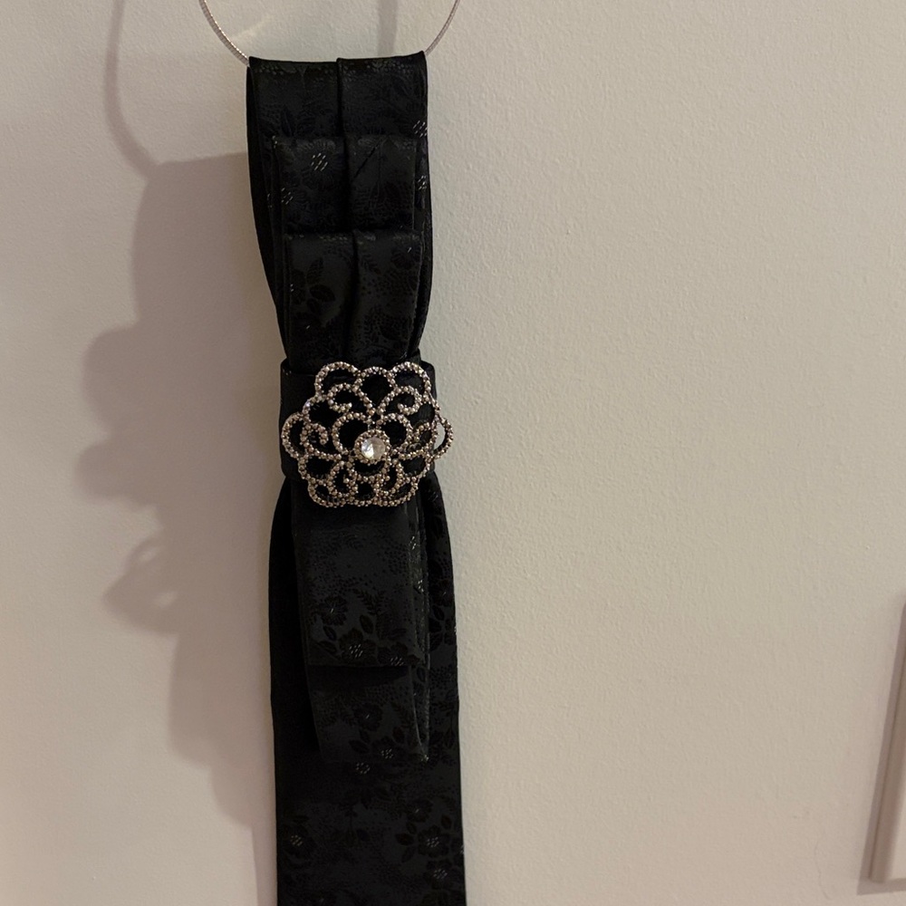 GULESON  Black Floral Jacquard Tie with Decorative Brooche, Cufflings and Hanky